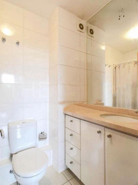 Segundo baño con tina y mueble de lavamanos.