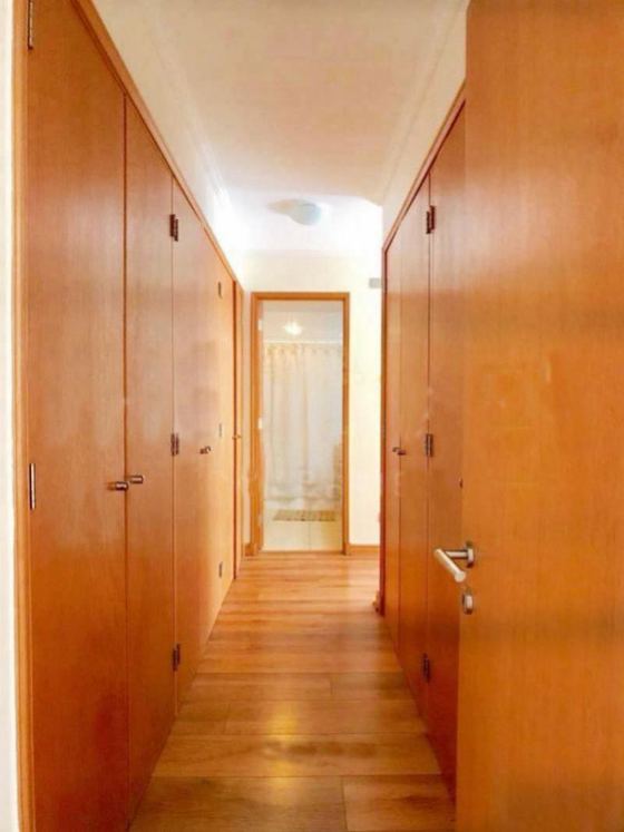Pasillo con closets de madera empotrados.
