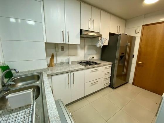 Cocina blanca equipada.