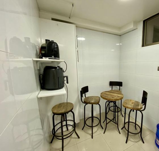 Comedor de diario con barra y piso altos.
