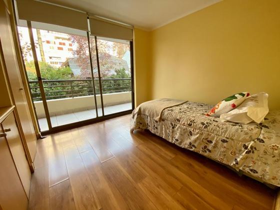 Tercer dormitorio con ventanal a la terraza.