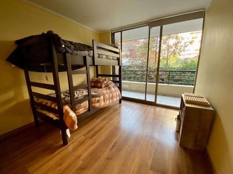 Cuarto dormitorio con camarote y salida al balcón.