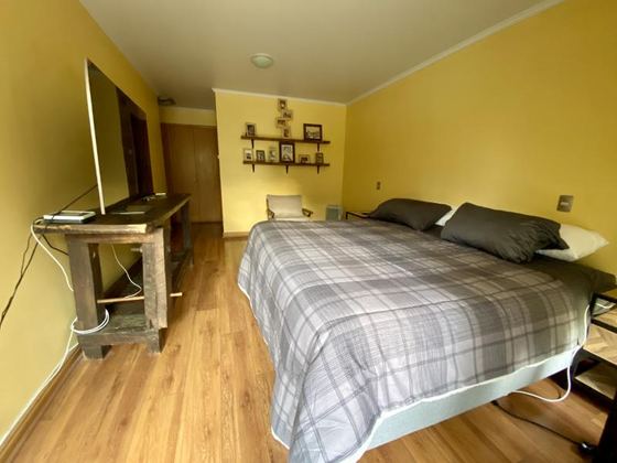 Dormitorio principal desde la puerta.