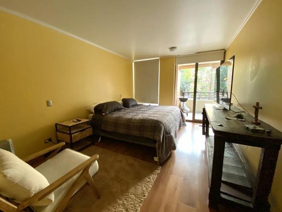 Dormitorio principal con salida a terraza.