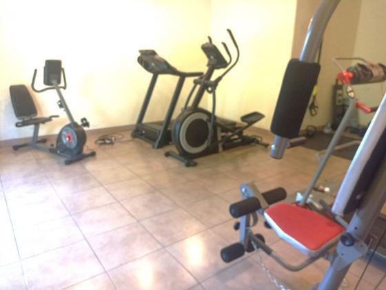 Gimnasio del condominio con máquinas cardiovasculares.